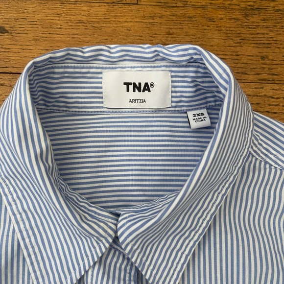 Aritzia TNA Fergie Poplin Cropped Shirt. Periwinkle and white striped. sz 2xs - Picture 5 of 10